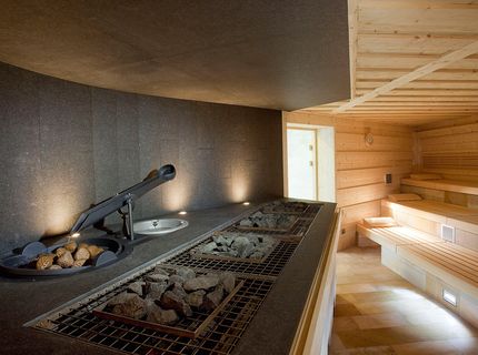 Sauna-, Spa- und Wellness-Referenzen: Das Leuze Mineralbad; Innenansicht Sauna mit Saunaofen